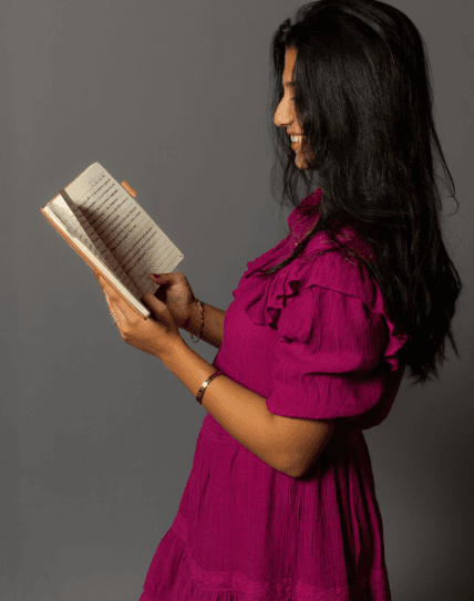 Catharine Nabuco lendo um livro